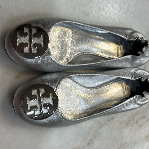 Tory Burch Ballerina shoe in silver with silver T - Picture 3 of 6